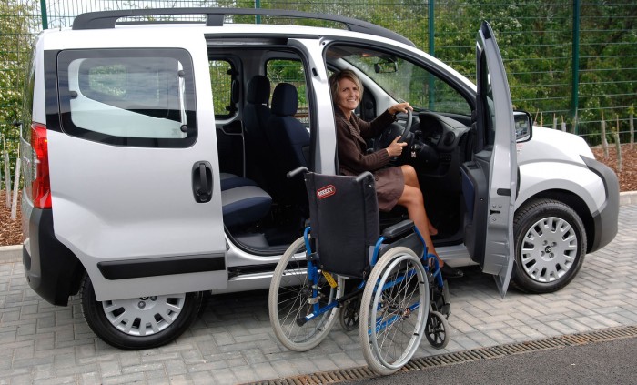 Top 10: használt autók, amikre nem is gondolnál 8 | Vezess Apró haszonjárműként nagyobb ívet húzott itthon a 225 kódú Fiat Fiorino, mint a Qubo nevű személyszállító változat. Ugyanez igaz testvéreire, a Citroën Nemóra és a Peugeot Bipperre. A háromból összesen 11 személyautó akad a Használtautón, 1,2-1,6 millió Ft között. A hátsó tolóajtós, nagyon rövid autócska kiugróan praktikus modell kisgyermekes családoknak. Benzines motorja a PSA agyonüthetetlen l,4-ese, az olaszok saját 1,25-ös, láncos vezérlésű dízelmotorjukat tették bele, a franciákban az 1,4 HDi mormog, 5 l/100 kilométeres fogyasztással.