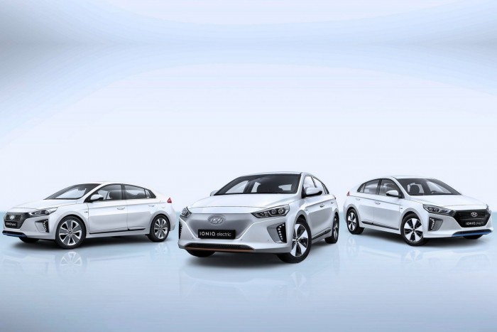 Elektromos, hibrid és konnektoros hibrid egy testben: a Hyundai IONIQ, (a képen) valamint a sorozatgyártású ix35 Fuel Cell hidrogénes autó lenyűgözte a zsűrit.