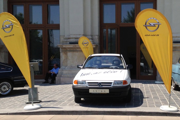 Úgyis zárva van a Közlekedési Múzeum, legalább nem egy raktárban szomorkodik az első itthon összeszerelt Astra F, amivel újraindult a második világháború után az autógyártás hazánkban