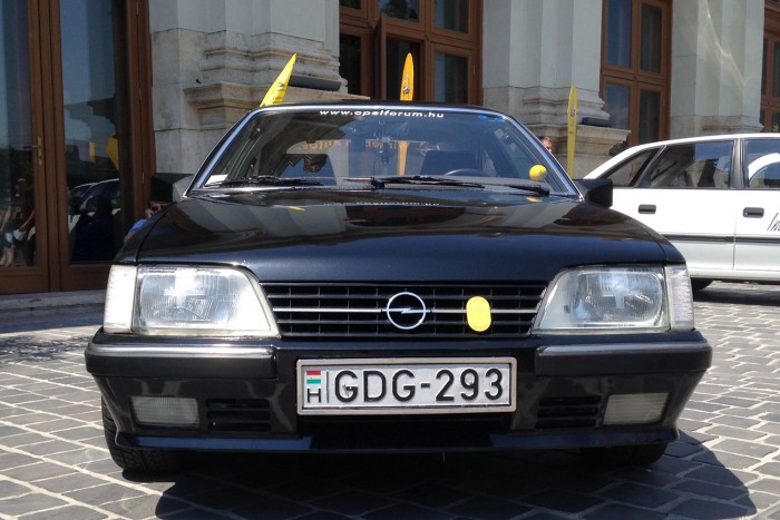 Ez az orr egy Monzában folytatódik, amit a Senator kupéváltozata