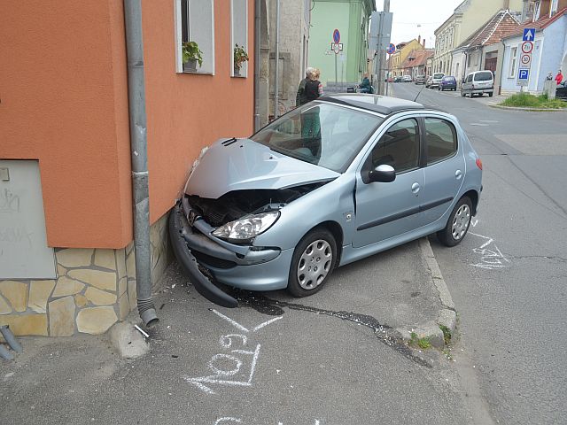 Autóztak egyet, a kocsi és a házfal bánta 6