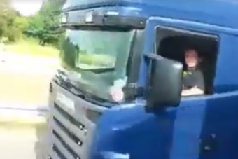 Őrült kamionosok versenyeztek az autópályán