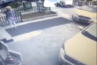 Brutálisan elbánt a differenciálmű a gyalogossal