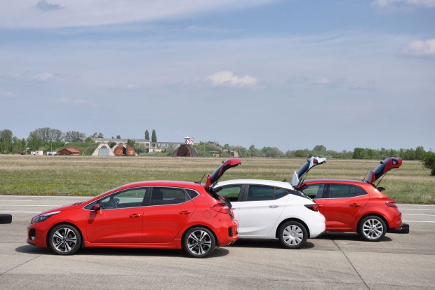 Összehasonlító teszt: turbós benzines kompakt autók 3 Literre a Mégane csomagtere valamivel nagyobb, mint a Kiáé, de a Cee'dé a legpraktikusabb. A legnagyobb hely az Asta nyitott ajtaja alatt van