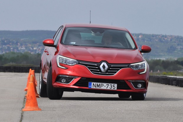 Összehasonlító teszt: turbós benzines kompakt autók 1 A határon, de biztonságban: köszönjük a fotóhelyszínt a Tököli Vezetéstechnikai és Képzési Központ munkatársainak! www.vezetestechnika.eu, elérhetőség: Székely Gyula +36-30-25-25-399 és info@vezetestechnika.eu