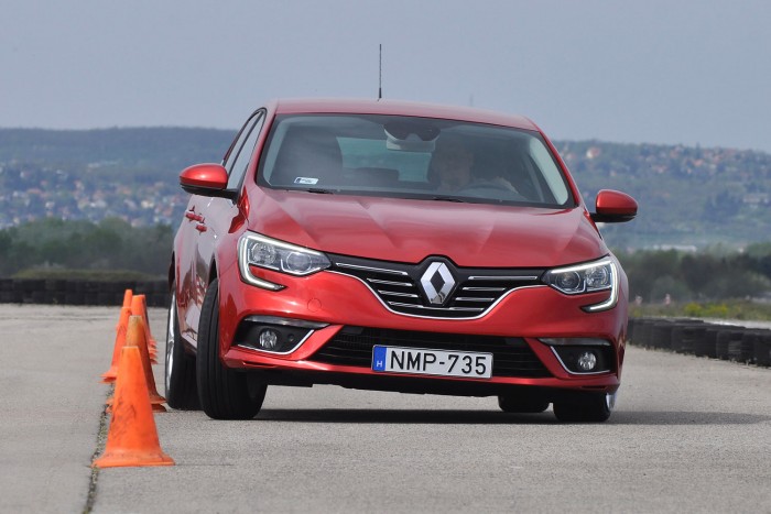 Összehasonlító teszt: turbós benzines kompakt autók 2 A határon, de biztonságban: köszönjük a fotóhelyszínt a Tököli Vezetéstechnikai és Képzési Központ munkatársainak! www.vezetestechnika.eu, elérhetőség: Székely Gyula +36-30-25-25-399 és info@vezetestechnika.eu
