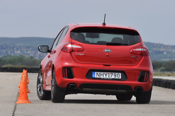 Összehasonlító teszt: turbós benzines kompakt autók 7 Zárt pályán messze a Cee'd GT LIne okozta a legtöbb örömöt. Kisebb az oldaldőlése és sokkal közvetlenebb a kormányzása is