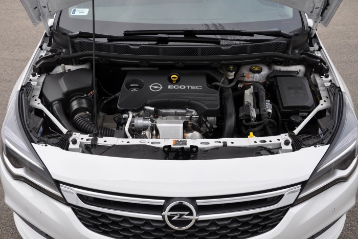 Ali érezni rezgést a háromhengersen, halk és egyenletesen húz az Opel motorja