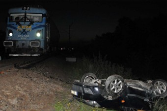 Fotókon a tragédia: fennakadt a síneken, elgázolta a vonat