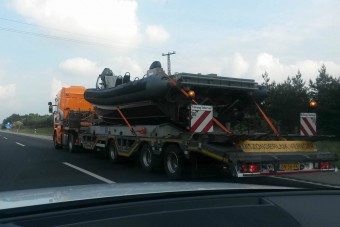 Motorcsónak miatt torlódik a forgalom az M5-ösön