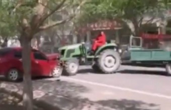 Csúnyán elbánt a traktoros az illegálisan parkoló autókkal