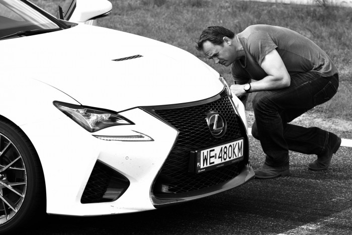 Őserő Japánból: turbó helyett monumentális V8 3 Ben Collins, a Top Gear időmérő pilótája, a korábbi Stig is itt volt autóztatni. Amikor megunta a bújkálást, kilépett a stábból és könyvet írt élményeiből