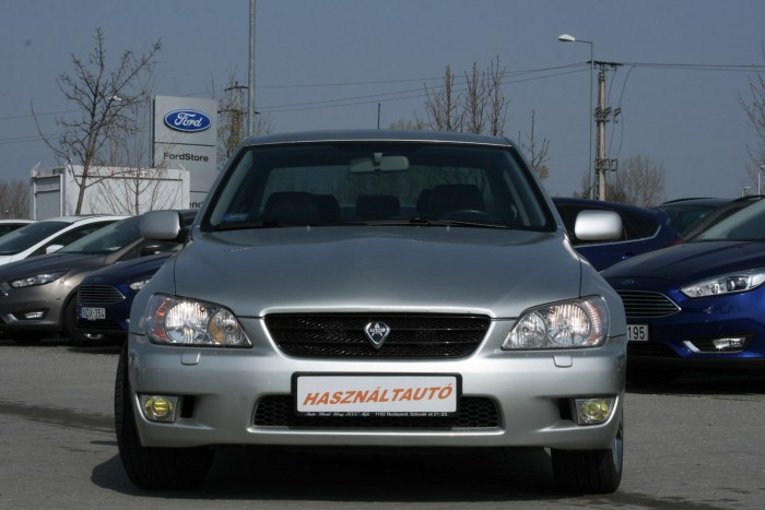 Csak automata váltóval készült az IS300. Szabálytalanul könnyű felcserélni a kisebb motorral