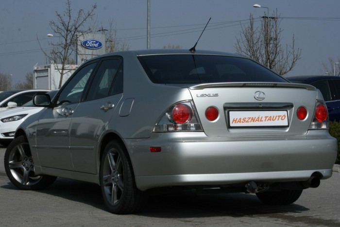 Nehéz követhető előéletű és szerviztörténetű használt IS-t találni itthon