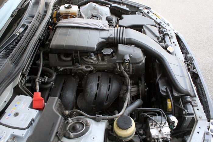 15 000 kilométerenként igényel olajcserét a sorhat, 0W20 vagy 5W30-as kenőanyaggal