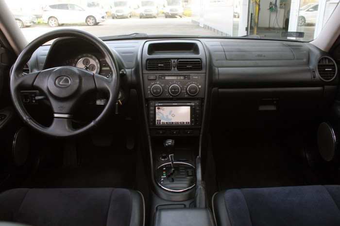 Belül jóval olcsóbbnak tűnik az IS a korabeli 3-as BMW-nél 