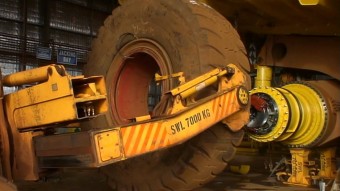 Így cserélik ki a hatalmas bányagép óriási kerekét