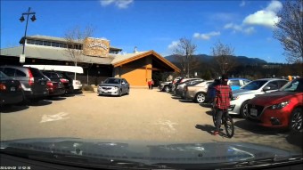 Gyerekét felhasználva foglalt parkolóhelyet egy anya