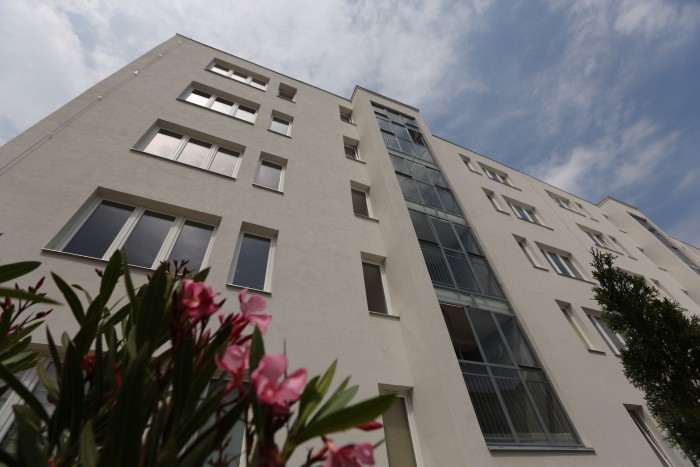 Lakással támogatja dolgozóit a kecskeméti Mercedes