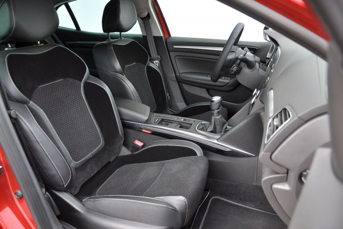 A majdnem-fullos változatban műbőr és plüss az üléskárpit