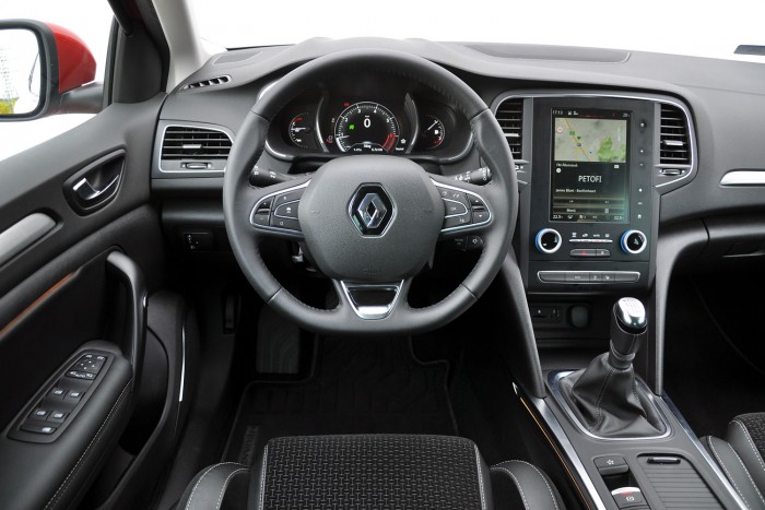 A kevesebb néha több: éljen a fapados Renault Mégane! 6 TFT-kijelző a főműszer helyén, változtatható óra-megjelenítéssel. Középen érintőképernyős HMI
