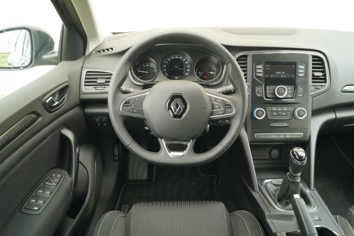 A kevesebb néha több: éljen a fapados Renault Mégane! 7 Egyszerű, világos, jól átlátható az alap-Mégane hagyományos műszeregysége, a középonzolon hagyományos gombok és monokróm kijelző