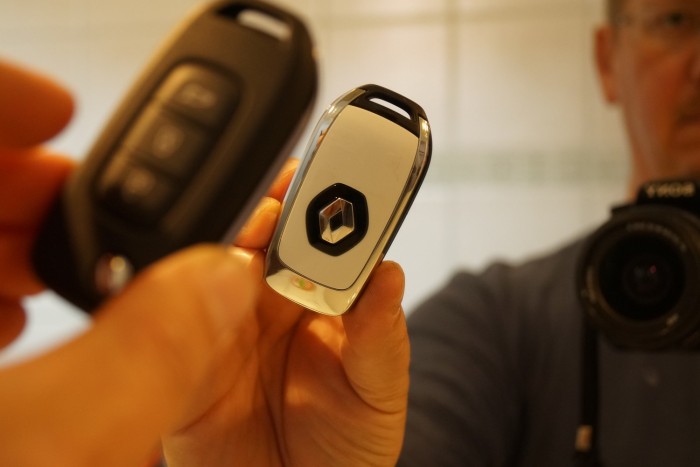 Az olcsóbb modellek kulcsa súlyos, nívós tárgy, sokkal jobb kézbe fogni, mint a kártyás változatot