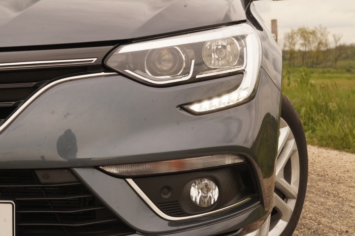 A menetjelző LED-sor nem fut végig a C és fordított C betűn