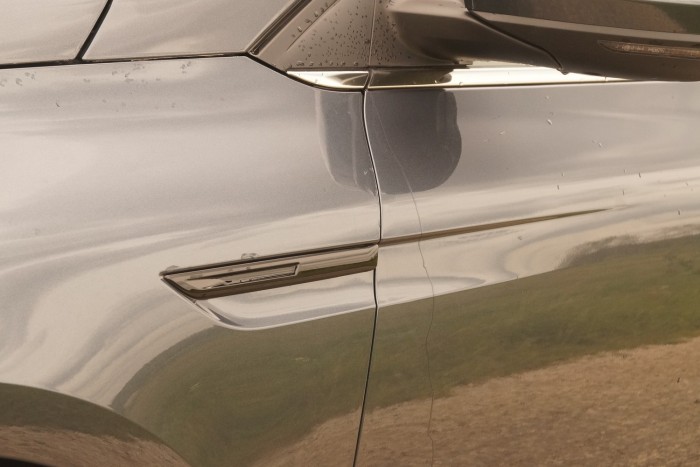 Az olcsóbb változatokon nincs króm a kopoltyún