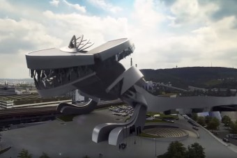 A Mercedes szörnyetege felfalja a régi autókat