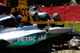 F1: 1000 alkatrészt vágtak tönkre Hamiltonék