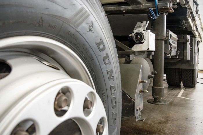 Infravörös kamerával figyelik a gumik melegedését