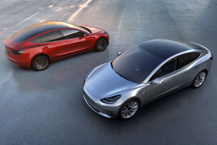 Úgy várják a Tesla 3-at a vevők, ahogy a szociban vártuk a Zsigulikat