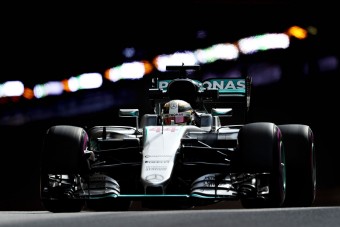 F1: A szerelők megrongálták Hamilton autóját