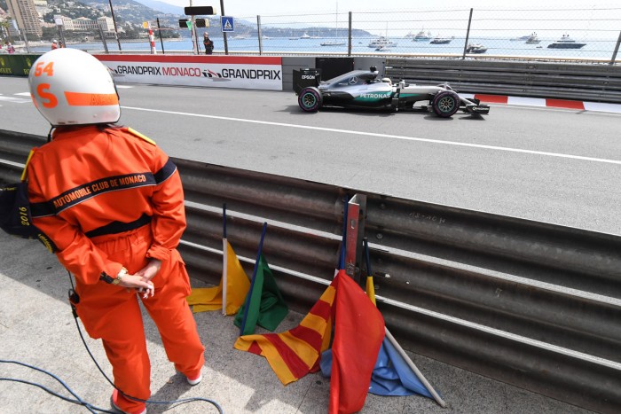 Az F1-vezér is kidobná a kék zászlókat