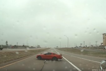 A mustangos megmutatja, hogy nem szabad autópályára hajtani