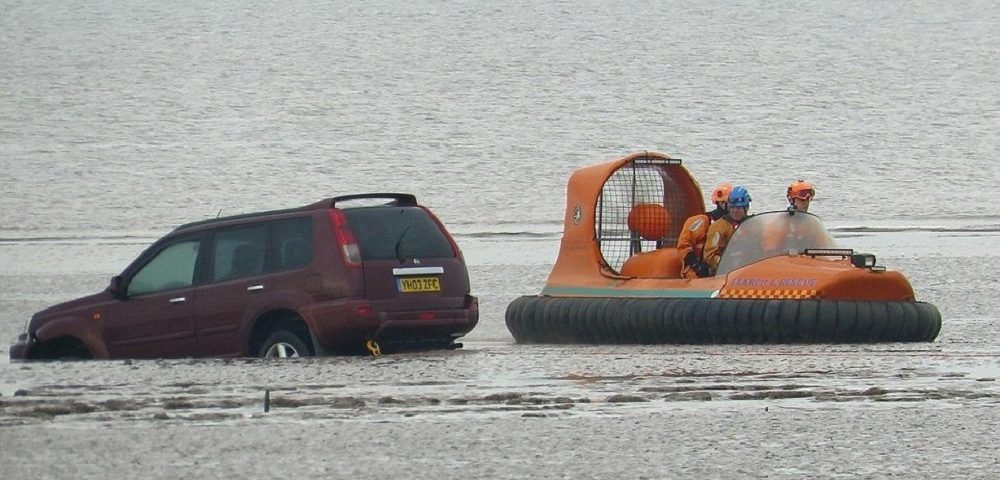 Tengerparton parkoltak, jött a dagály…