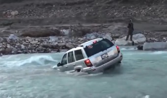 Autóval együtt sodorta el a folyó