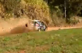Kővel dobott meg egy nézőt a rally autó