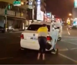 Mindent elkövetett, hogy ne vontassák el az autóját