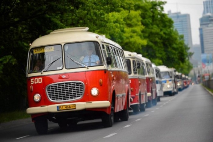 Koros buszcsodák vonultak fel a lengyel fővárosban 3