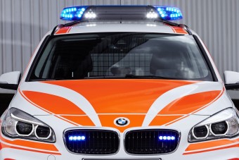 BMW-k kék villogóval