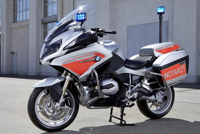 BMW-k kék villogóval 27 | Vezess Segédakkumulátor és megafon itt is szerepel a kínálatban. Az 1,2 literes, vízhűtéses boxer két hengerében 125 Nm terem, ezeknek mindössze 274 kilót (plusz sofőr és felszerelés) kell mozgatniuk, így érthető, hogy a kétkerekű mentőjármű 3,8 mp alatt gyorsul százra.