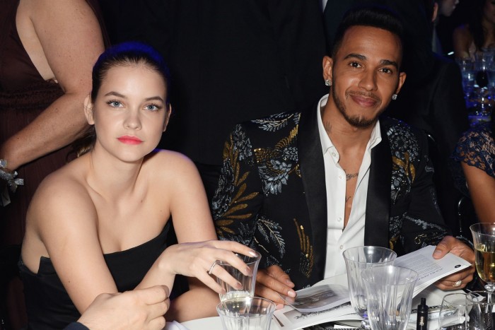 Magyar topmodellel bulizott Lewis Hamilton