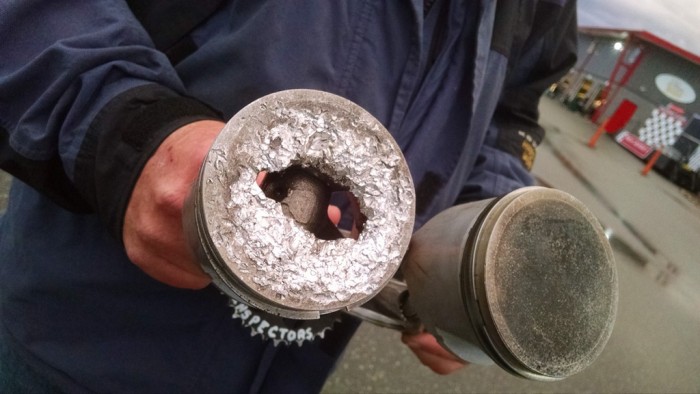 Kezd versenyezni utcai autóval, jó poén lesz, mondták