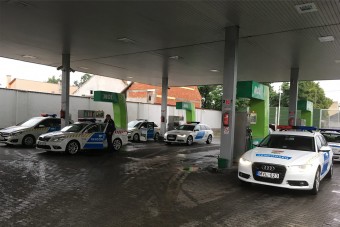 A nap képe: ennyi rendőrt MOL-kúton még nem láttál