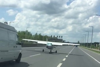 Videón az M1-M7-esen landoló repülőgép