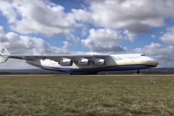 Így landol a világ legnagyobb repülőgépe