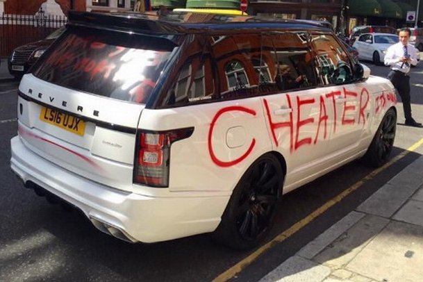 Házasságtöréssel hirdet az autóépítő