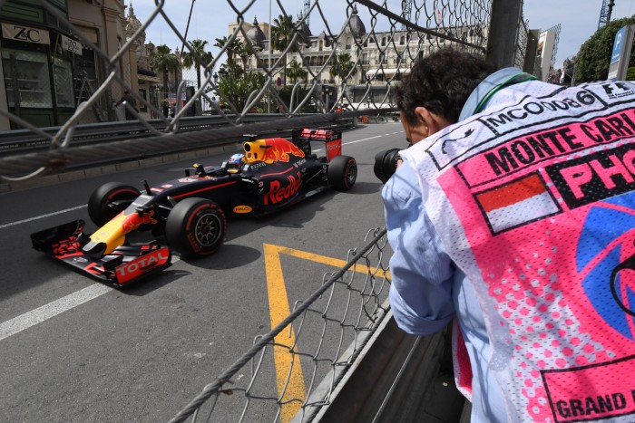 F1: Ricciardo erőből verte le a Mercedest